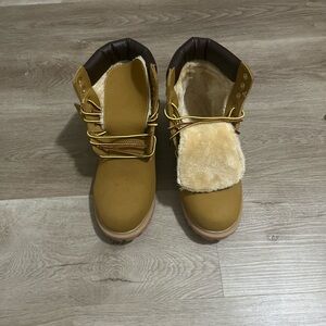 Women's Insulated Lace-Up Winter Boots in Wheat